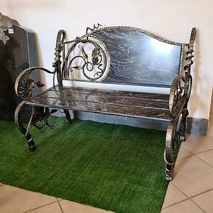 Кованая скамейка для установки на могилу со спинкой и подлокотниками, с кованой виноградной лозой, виноградом и листьями. Ширина скамейки 110 см.