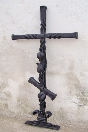 Кованый крест на могилу 07