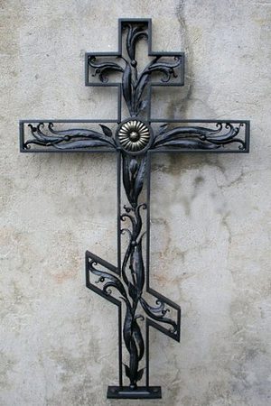 Кованый крест на могилу 13