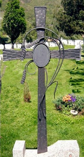 Кованый крест на могилу 17