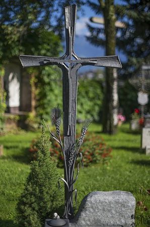 Кованый крест на могилу 19