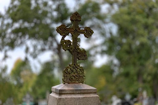 Как выбрать кованый крест для старинного кладбища